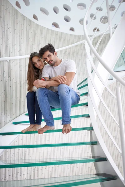 Relajada joven pareja en casa escaleras —  Fotos de Stock