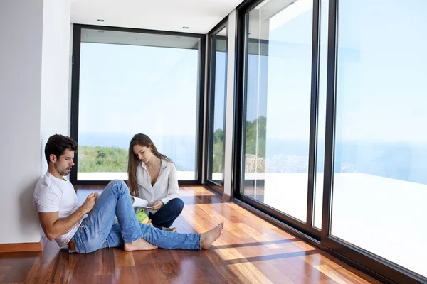 Casal na moderna casa brilhante dentro de casa — Fotografia de Stock