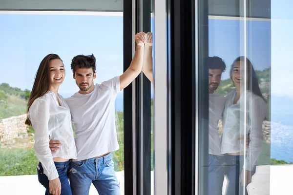 Couple à la maison lumineuse moderne à l'intérieur — Photo