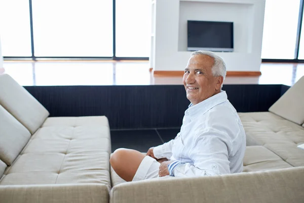 Portrait d'un homme âgé se relaxant dans un canapé — Photo