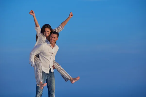 Casal romântico se divertir e relaxar ao ar livre — Fotografia de Stock