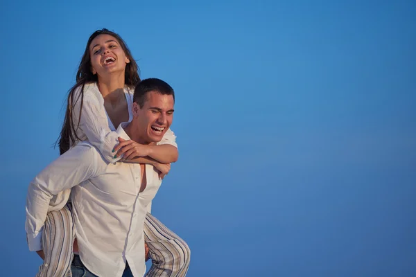 Casal romântico se divertir e relaxar ao ar livre — Fotografia de Stock