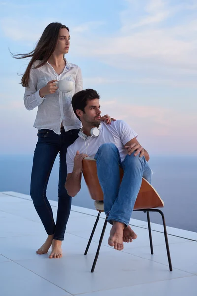 快乐年轻的浪漫的情侣在家里的阳台 — 图库照片