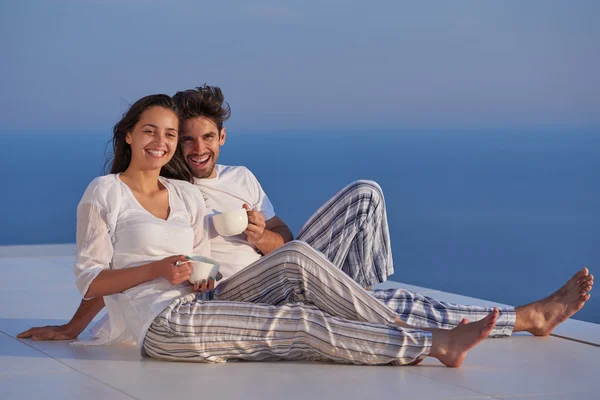 Coppia romantica alla moderna terrazza all'aperto — Foto Stock