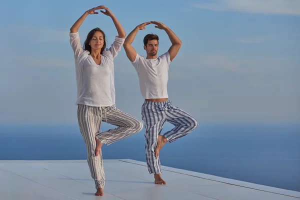 Casal Jovem Praticando Ioga Pôr Sol Casa Moderna Terace Com — Fotografia de Stock