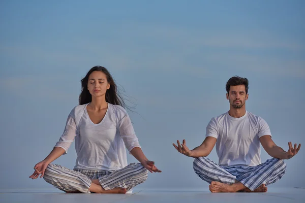 Jong paar oefenen yoga — Stockfoto