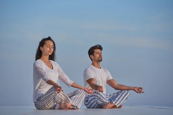 Jong paar oefenen yoga — Stockfoto