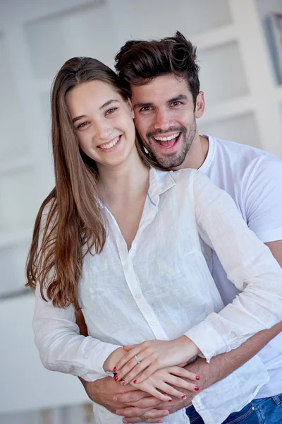 Romantiska par ha roligt avkopplande i moderna hem — Stockfoto