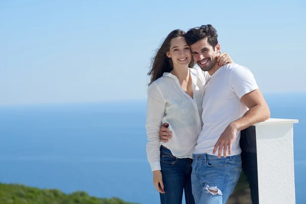 Pareja en casa moderna terraza al aire libre —  Fotos de Stock