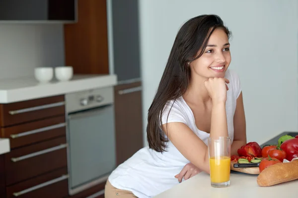 Mulher jovem cozinhar na cozinha — Fotografia de Stock