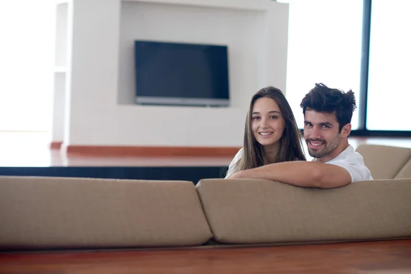 Relaxado jovem casal em casa — Fotografia de Stock