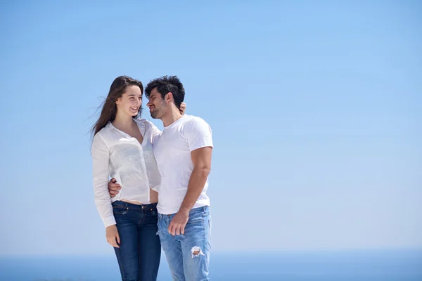 Casal no terraço moderno casa — Fotografia de Stock