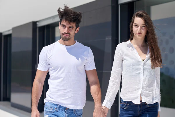 Casal no terraço moderno casa — Fotografia de Stock