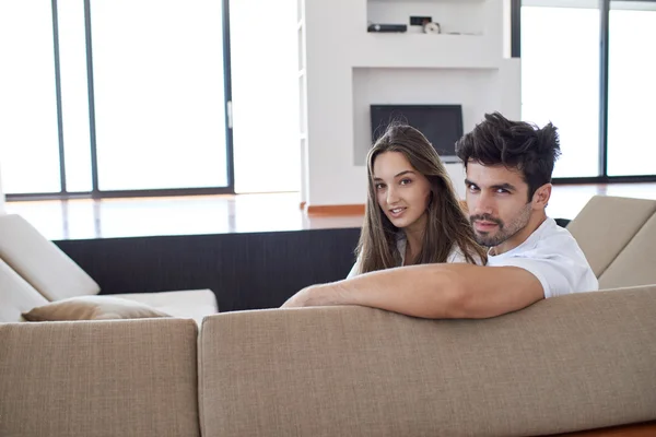 Casal se divertindo e relaxando em casa — Fotografia de Stock