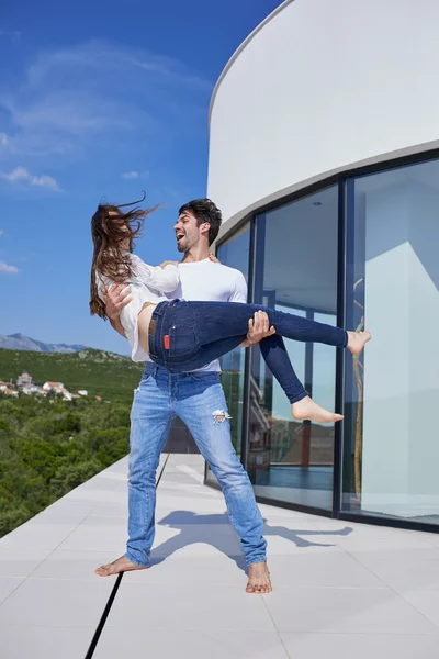 Couple s'amuser et se détendre sur la terrasse de la maison moderne — Photo