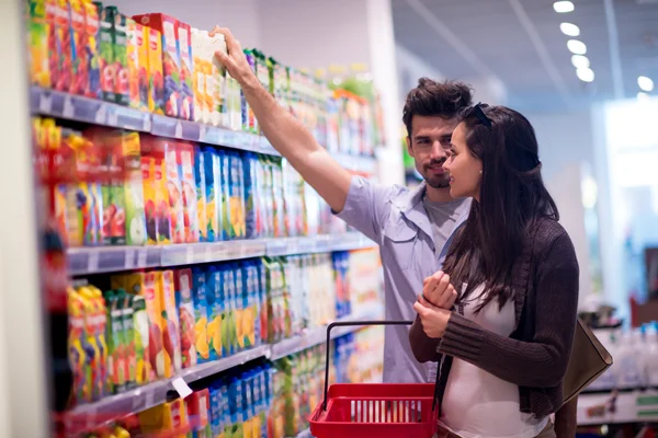 Couple shopping in a supermarket — Stock Photo, Image