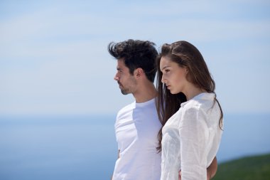 Eğleniyor ve modern ev terasında rahatlatıcı bir çift