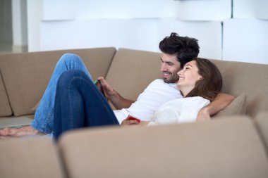 modern ev tablet bilgisayar kullanarak çifte