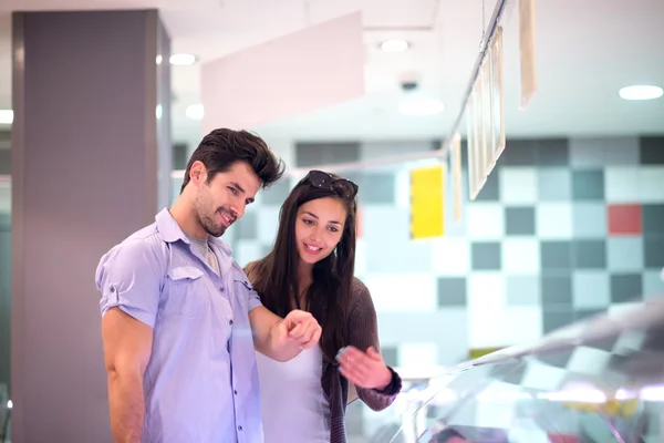 Couple shopping in a supermarket — Stock Photo, Image