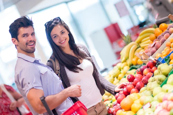 Casal de compras em um supermercado — Fotografia de Stock