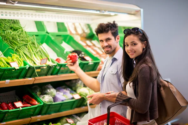 Couple shopping in a supermarket — Stock Photo, Image