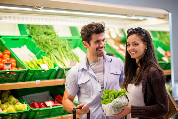 Pár nakupování v supermarketu — Stock fotografie