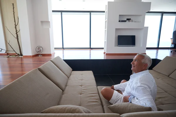 Портрет старшого чоловіка, що розслабляється в дивані — стокове фото