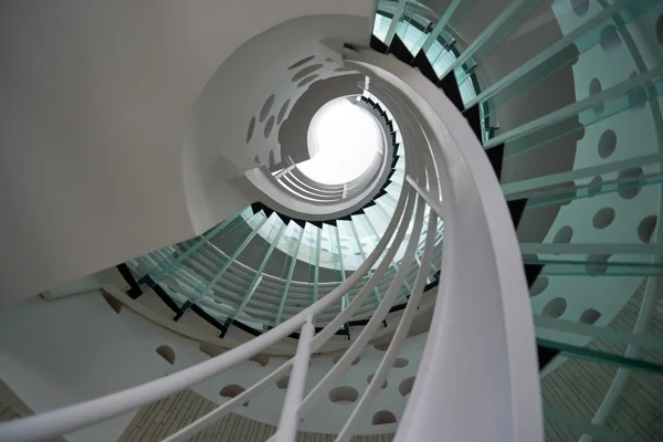 Сучасні скляні спіральні сходи — стокове фото