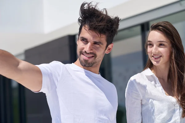 Paar plezier hebben en ontspannen aan moderne huis terras — Stockfoto