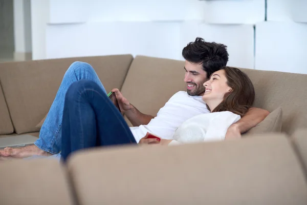 Casal em casa moderna usando computador tablet — Fotografia de Stock