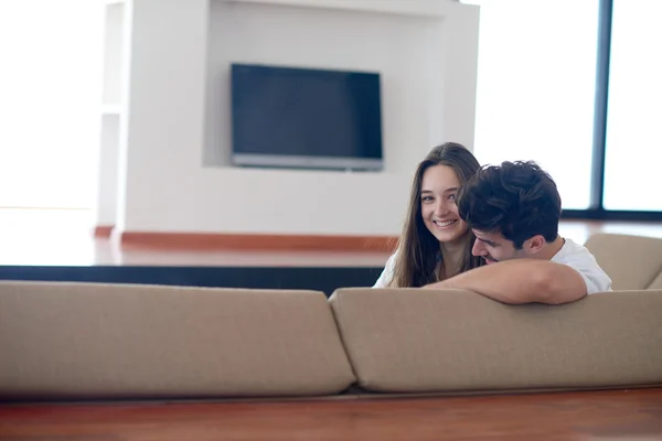 Relaxado jovem casal em casa — Fotografia de Stock