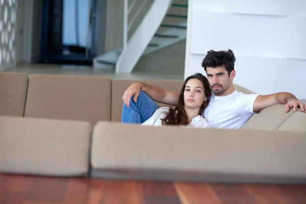 Paar entspannt im modernen Zuhause — Stockfoto