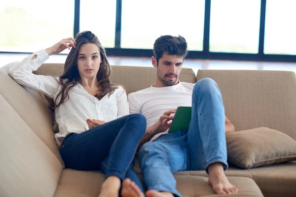 Pareja en el hogar moderno usando tableta ordenador — Foto de Stock