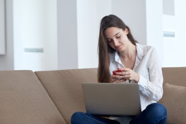 rahatlatıcı ve dizüstü bilgisayar üzerinde çalışan kadın