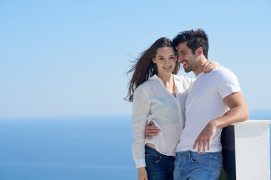 Eğleniyor ve evde rahatlatıcı romantik Çift