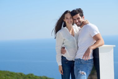 Eğleniyor ve modern ev açık terası rahatlatıcı bir çift