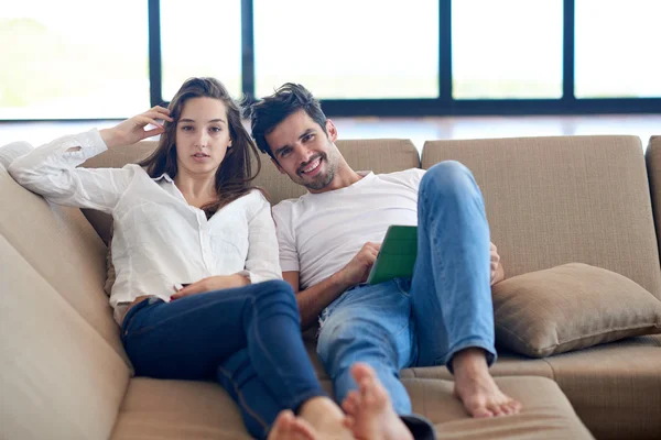 Casal em casa moderna usando computador tablet — Fotografia de Stock