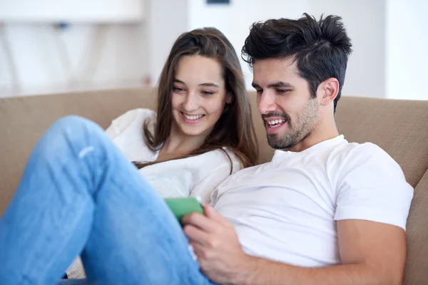 Pareja en el hogar moderno usando tableta ordenador — Foto de Stock