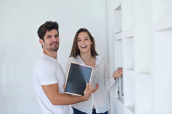 Pareja relajante en casa moderna — Foto de Stock