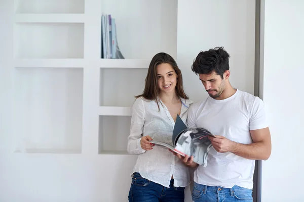 Pareja relajante en casa moderna — Foto de Stock