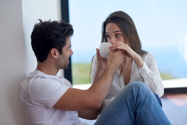 Casal relaxante em casa moderna — Fotografia de Stock