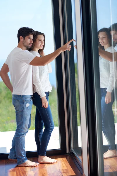 Pareja relajante en casa moderna — Foto de Stock