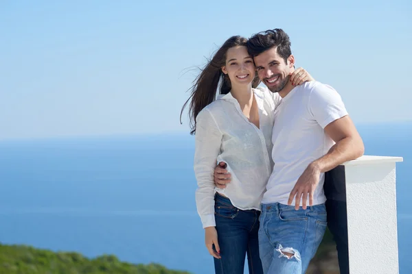 Casal se divertindo e relaxando em casa moderna terace ao ar livre — Fotografia de Stock