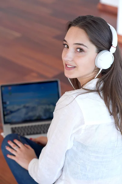 Nyugodt fiatal nő otthon dolgozik a laptop számítógép — Stock Fotó