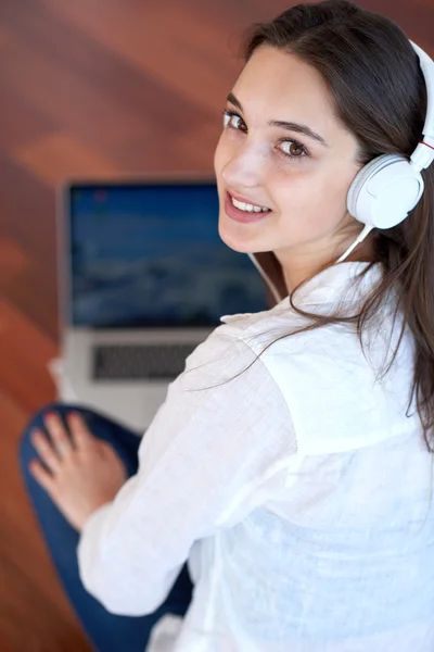Rento nuori nainen kotona työskentelee kannettavan tietokoneen — kuvapankkivalokuva