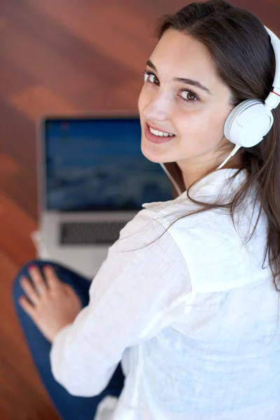 Relaxado jovem em casa trabalhando no computador portátil — Fotografia de Stock