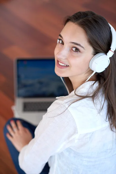 Dizüstü bilgisayarda rahat genç kadın evde çalışma — Stok fotoğraf