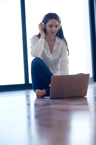 Entspannte junge Frau arbeitet zu Hause am Laptop — Stockfoto