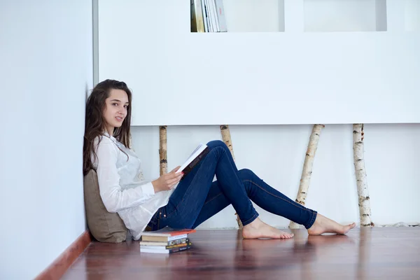 Donna a casa a leggere un libro — Foto Stock