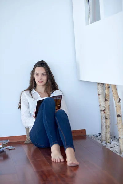 Vrouw thuis lezen van een boek — Stockfoto